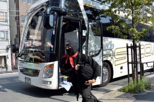 Япония: В Токио проводится театрализованный автобусный тур