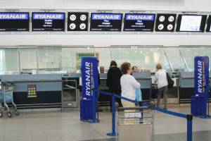 Ryanair собирается забрать у пассажира одну из двух сумок