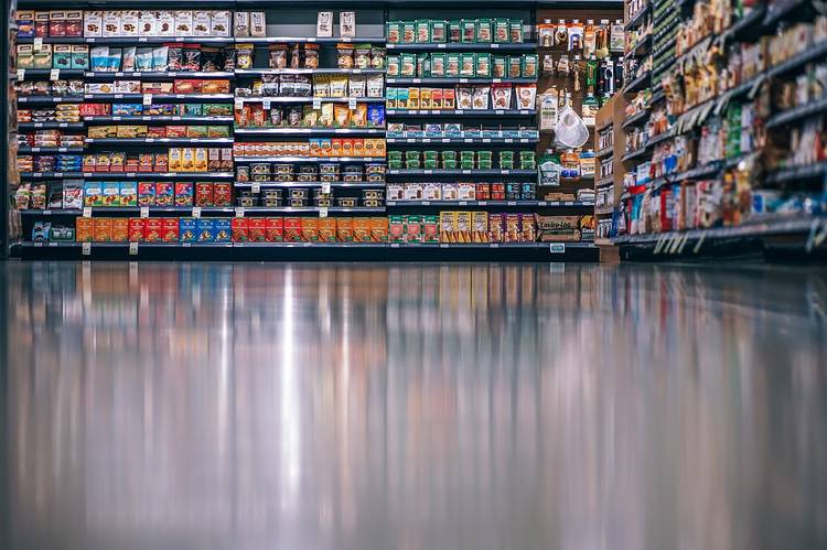 Зачем в ОАЭ собираются раскрашивать продукты в супермаркетах