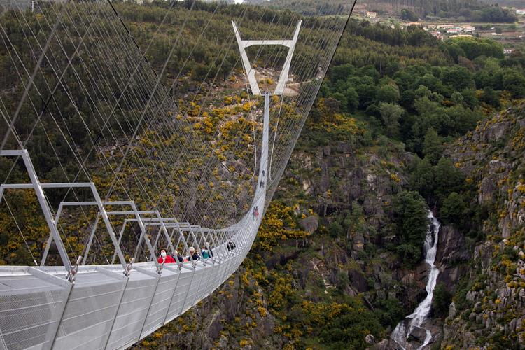 Вниз не смотреть: самый длинный в мире стеклянный мост открылся для туристов