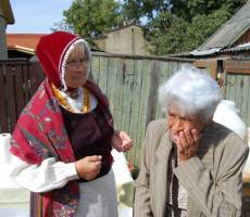 Удивленная седовласая старушка