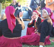 Tautas meitas! В переводе с латышского -  народные дочери