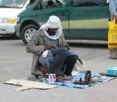 Люди Ливии. Сапожник на автовокзале Триполи.