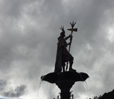 Статуя инкского вождя украшает фонтан на главной площади