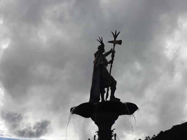 Статуя инкского вождя украшает фонтан на главной площади