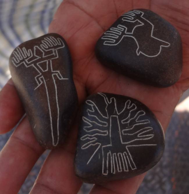 Хесус показывает камни с геоглифами, которые находятся вокруг вышки
