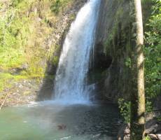 Водопад внутри острова Таити