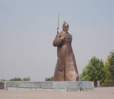 Памятник Буденовец