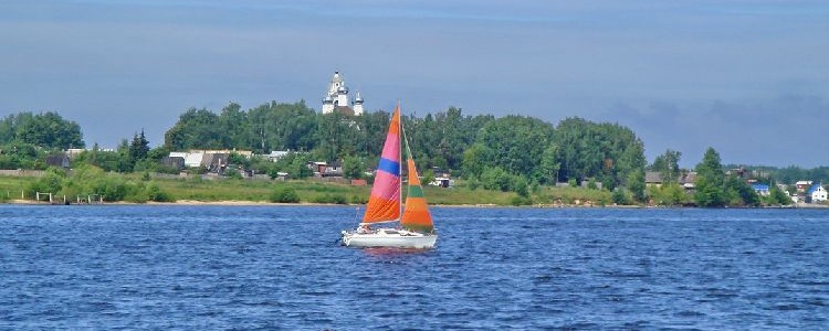 Парус и храм деревни Болтино