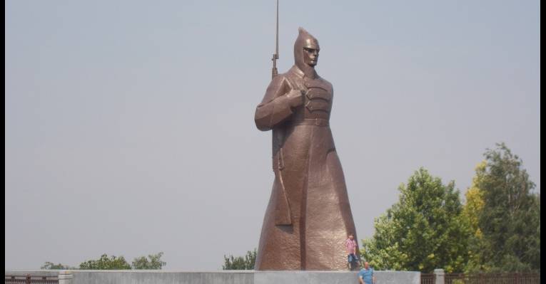  Памятник Буденовец