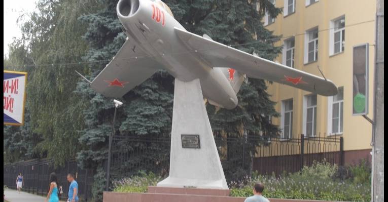  Монумент Самолёт