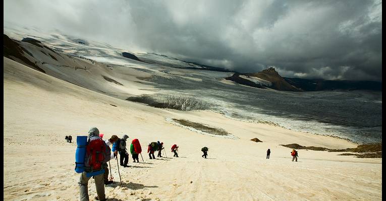  Спуск с перевала Ирикчат на ледяное озеро Джкиуганкез
