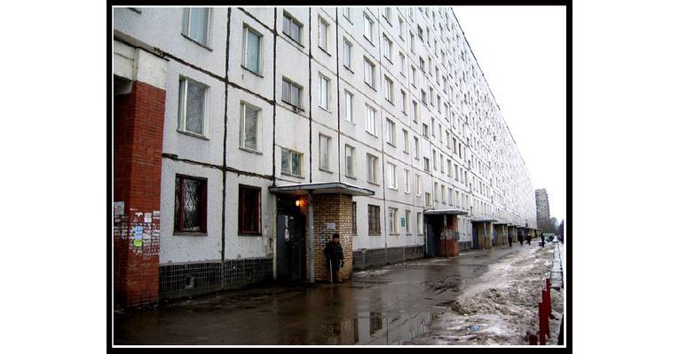  Самый первый очень-много подъездый дом в городе.