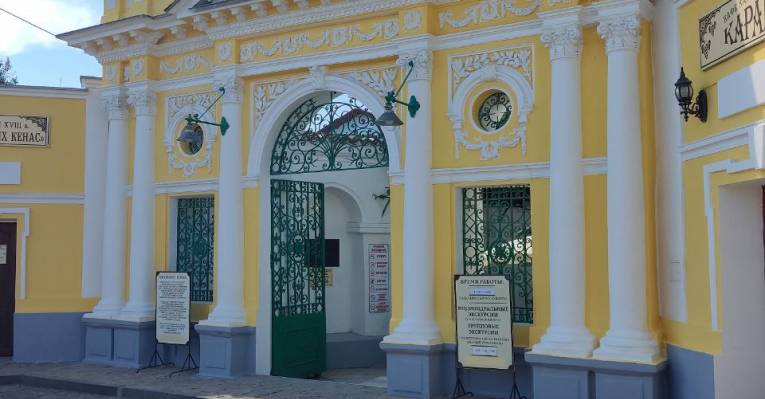  Вход в караимские кенаса