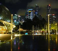 У театра Esplanade.