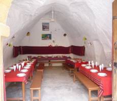 Ресторан в пещерной гостинице в Новой Матмате