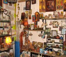 в сувенирной лавочке
