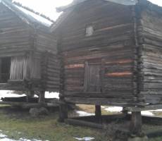 Избушки - бывшие склады саамов.