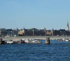 За мостом домики набережной Strandvägen района Östermalm