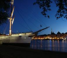 Вид на набережную Skeppsbron с острова Skeppsholmen
