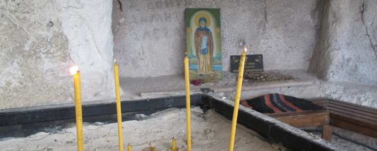 Место в скале - кровать святого Димитрия Басарбовского