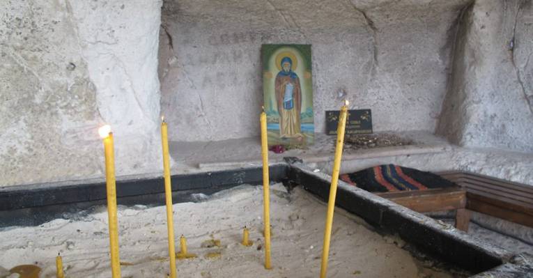  Место в скале - кровать святого Димитрия Басарбовского