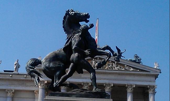 Вена. Скульптура у здания парламента. 
