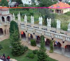 100-колонный двор замка