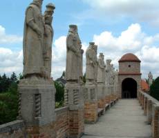 Бастион со скульптурами королей