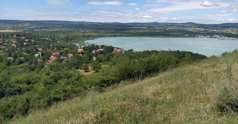  Вид на Балатон и окрестности из Тихани