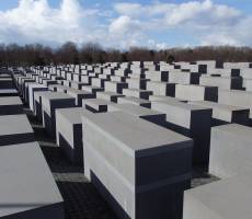 Мемориал памяти жертвам Холокоста в центре Берлина