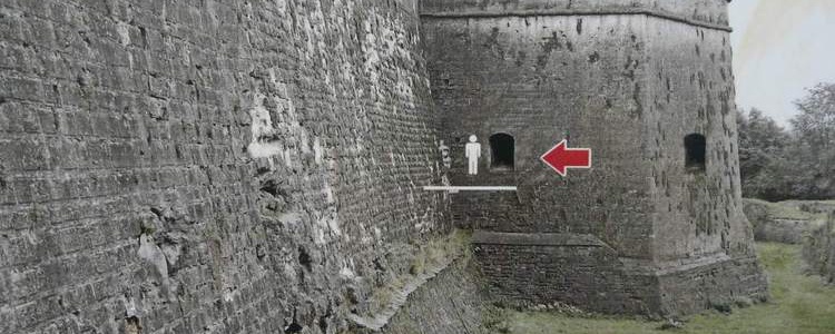 Так выглядели стены крепости раньше. А сейчас мы ходим на уровне, обозначенной красной стрелкой. Вот насколько поднялся уровень земли!