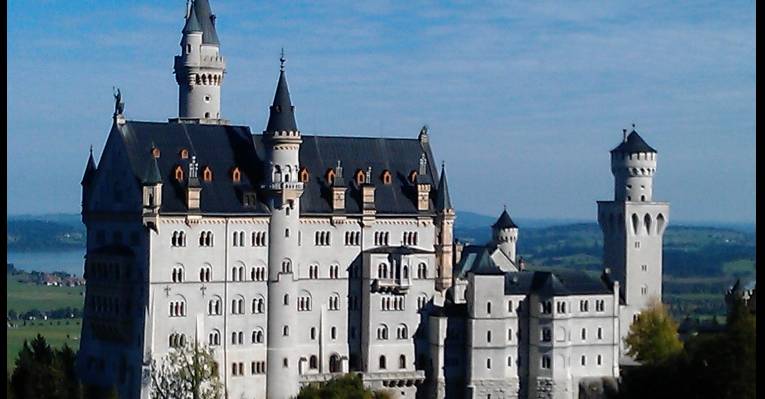  Нойшванштайн - замок в Баварии.