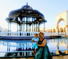 Парк возле отеля Palm Beach Plaza