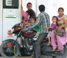 Индийская семья в дороге