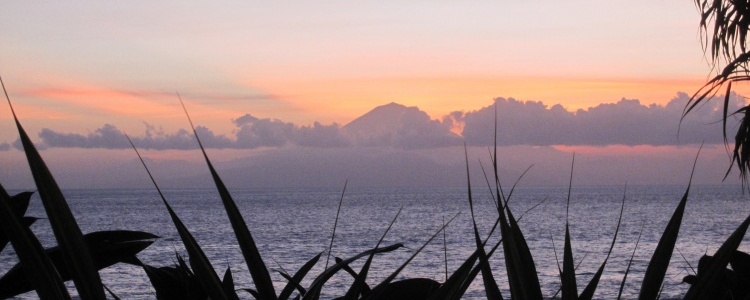 Вулкан на Бали (вид с отельного пляжа)