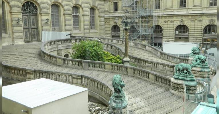 закрытый дворик Лувра (на реконструкции)