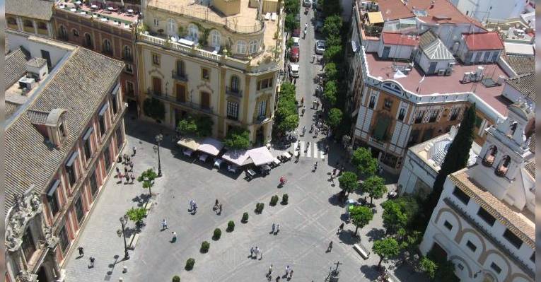 вид на город с другой стороны башни