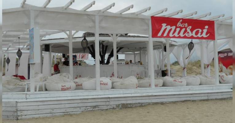 Пляж Солнечного берега приятно радует разнообразием кафе и ресторанчиков