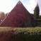 Парк возле пирамиды