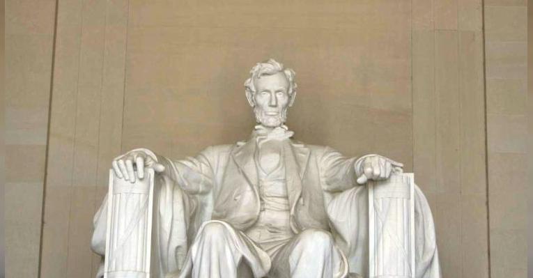Статуя сидящего Линкольна