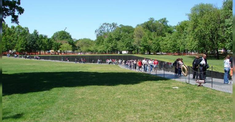 Мемориал ветеранов Вьетнама в парке Constitution Gardens. Вашингтон
