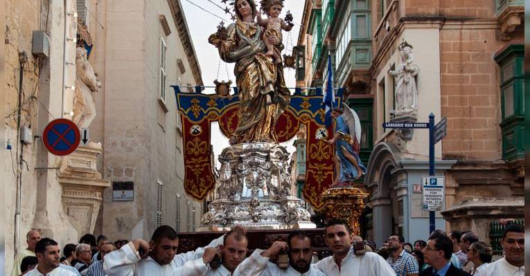 Праздничное шествие в честь Девы Марии с горы Кармель
