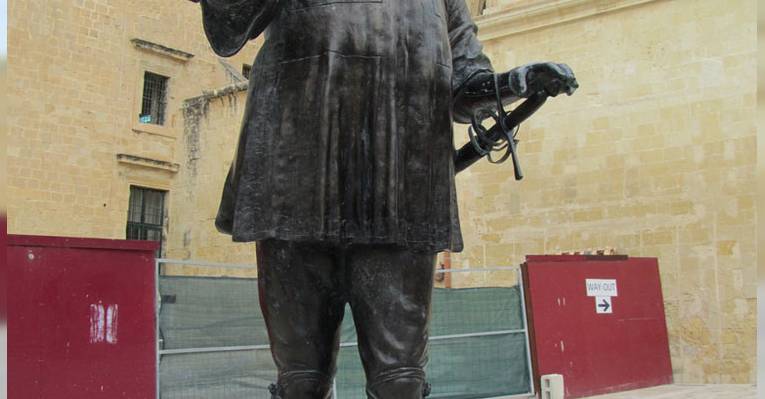 Монумент Жану де Валетте возле Церкви Святой Екатерины