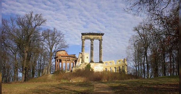Норманнская башня на горе Руиненберг в парке Сан-Суси. Потсдам
