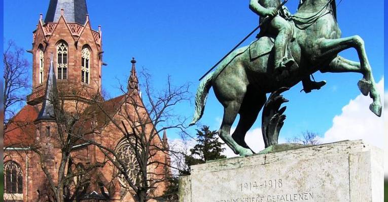 Памятник драгунам напротив церкви Христа. Карлсруэ