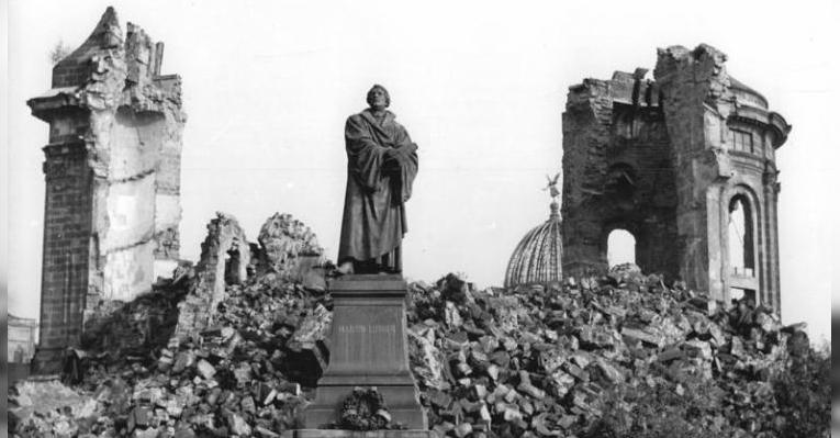 Памятник Мартину Лютеру перед руинами Фрауэнкирхе. Дрезден, 1958 год