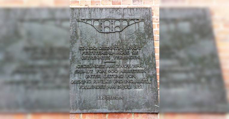 Одна из двух памятных досок, установленных на мосту Эльстертальбрюкке