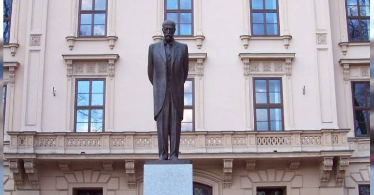 Площадь Масарика в Находе