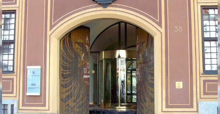 Ворота Адлертор. Вход в Fürst Fugger Privatbank. Аугсбург